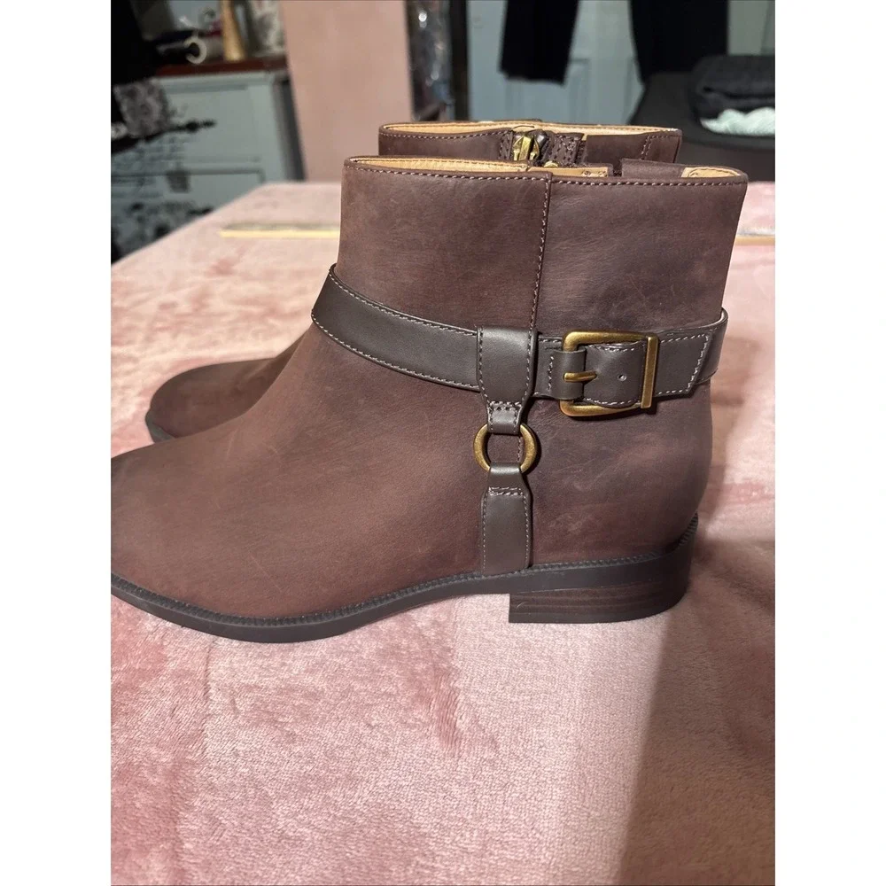 NWOB Water Repellent Vionic Rhiannon Boot Size 8.5 Chocolate Leather.